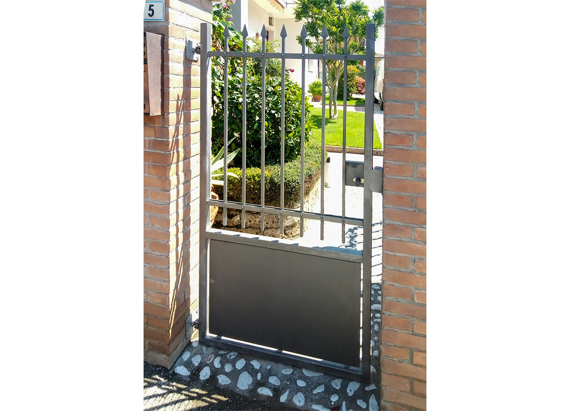 Cancello pedonale in ferro battuto